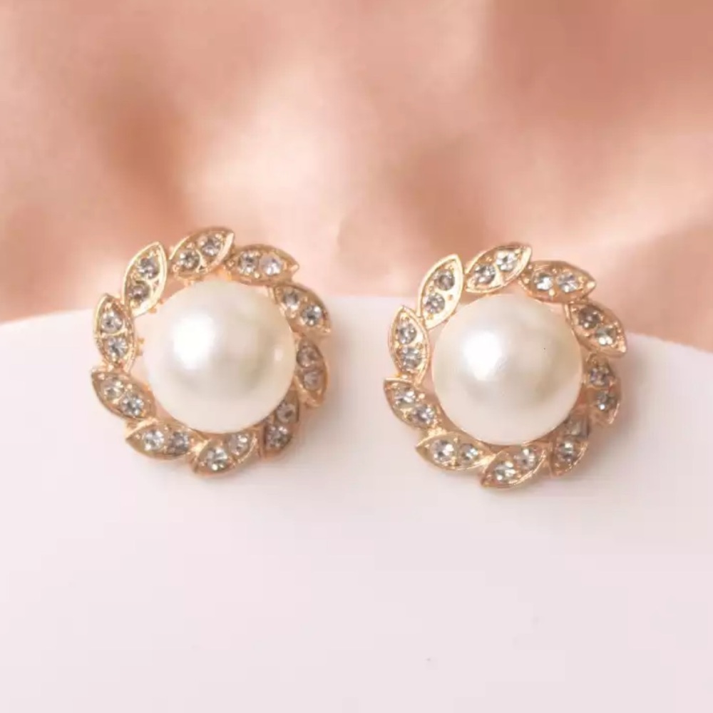 Elegant Gold and Pearl Earrings